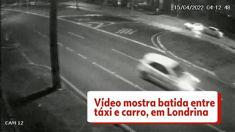 Taxista derruba poste e fica ferido após batida outro carro no