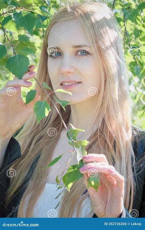 Fille Blonde Mignonne Photo Stock Image Du Sept Quatre