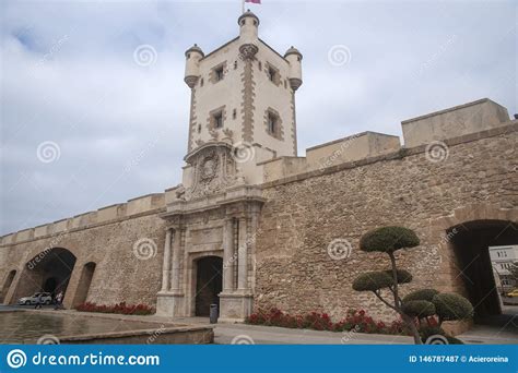 Torren De Tierra Gate En La Ciudad De C Diz Andaluc A Imagen De