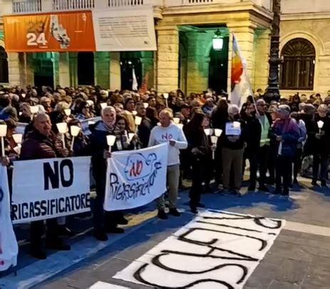 Savona Oltre Duemila Persona Alla Fiaccolata In Piazza Per Dire No