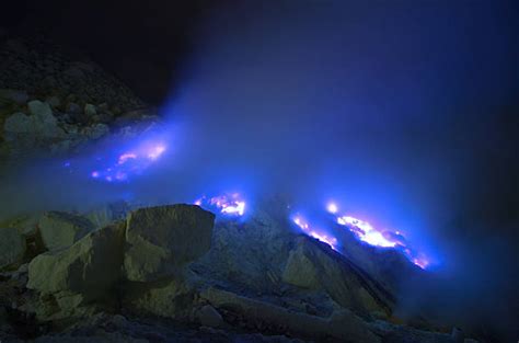 Eksotisme Kawah Ijen Dengan Blue Fire Keajaiban Alam Yang Langka