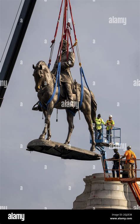 Robert E Lee Removed Pedestal Hi Res Stock Photography And Images Alamy