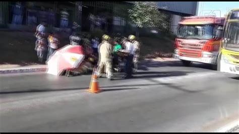 Aluna é atropelada na faixa de pedestres em frente a escola em