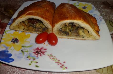 Calzone Z Pieczarkami Serem I Suszonymi Pomidorami