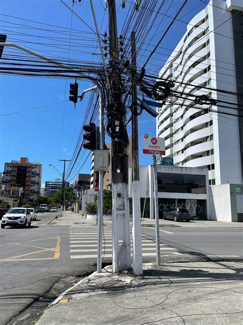 Emaranhado de fios em postes se multiplica em Maceió veja de quem é a