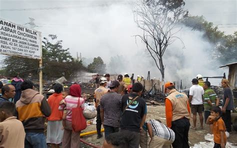 Enam Rumah Penampungan Barang Bekas Di Cakung Ludes Terbakar Barisan Co