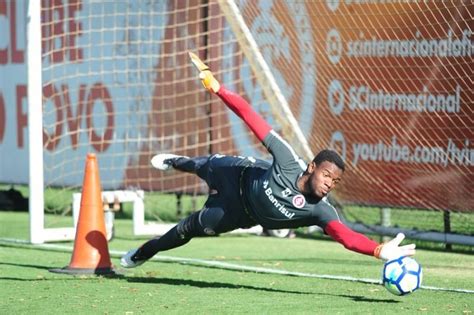 Ex Inter que está no Corinthians monta chave pix para ajudar os gaúchos