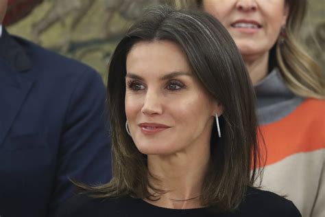 Letizia se reafirma como la reina más orgullosa de las canas y luce