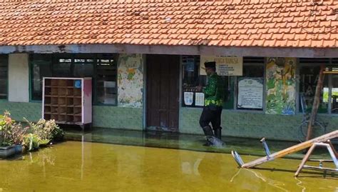 Ruang Kelas Banjir Murid MI Lamongan Belajar Di Masjid Dan Musala