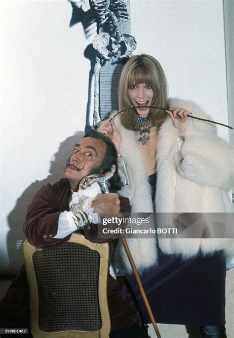 Salvador Dali Et Amanda Lear En 1965 à Paris France News Photo