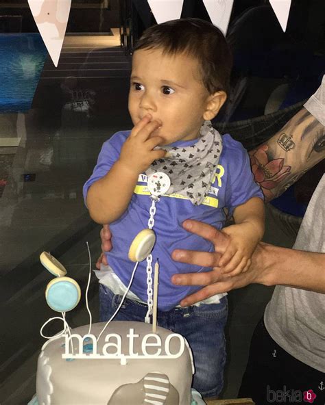 Mateo Messi Roccuzzo Soplando Las Velas De La Tarta De Su Primer