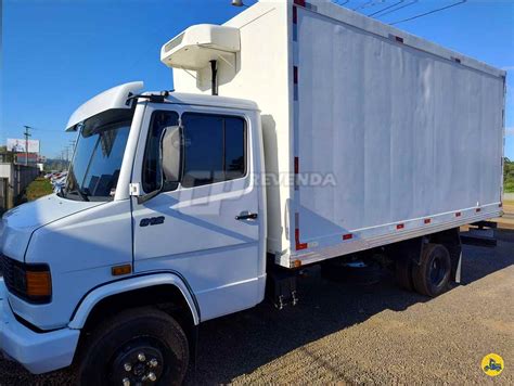 Caminhão Baú Mercedes
