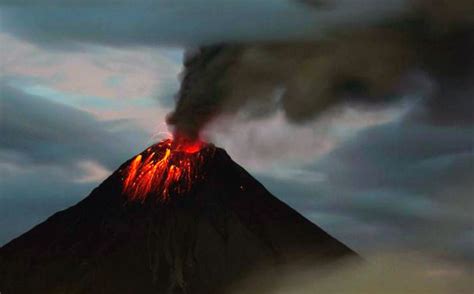 Volcán Sangay arroja flujos piroclásticos y lava Ecuador 221