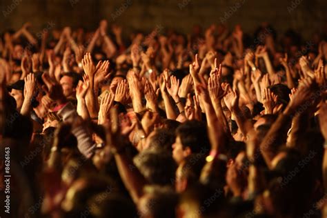 foule délire fan concert musique spectateur bras main Photos Adobe Stock