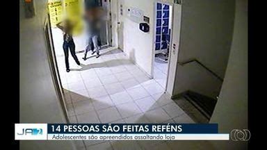 JA 2ª Edição Criminosos fazem 14 pessoas reféns durante assalto e