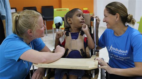 Niños con parálisis cerebral reciben sillas de ruedas ergonómicas