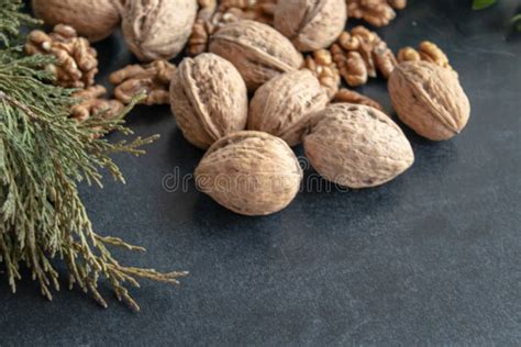 Nueces Corazones De La Nuez Comida Sana De La Nuez Imagen De Archivo