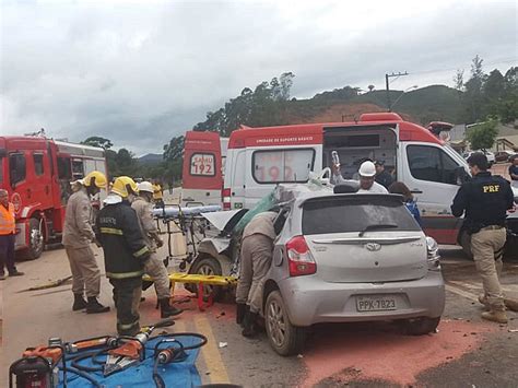 Acidente Entre Carretas E Carro De Passeio Deixa Quatro Pessoas Feridas