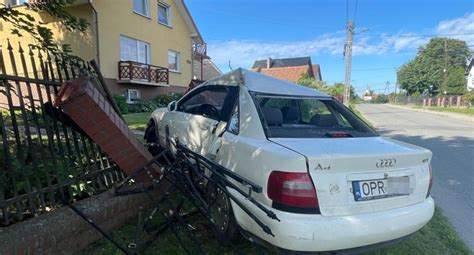 Kierujacy Audi zakończył podróż na ogrodzeniu i uciekł z miejsca