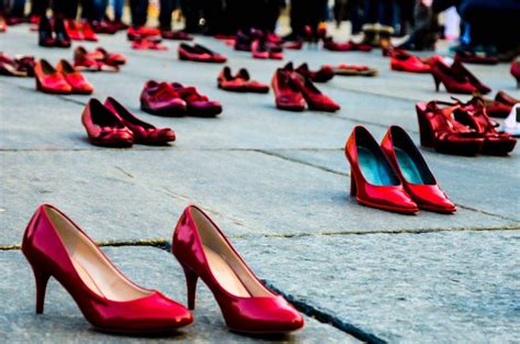 Scarpe Rosse Per Manifestare Contro La Violenza Sulle Donne Comune Di