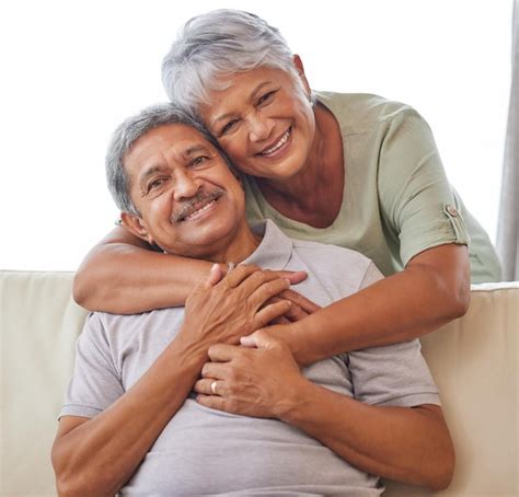 Retrato De Pareja Mayor Amor Y Abrazo En Casa Relajada Sala De Estar