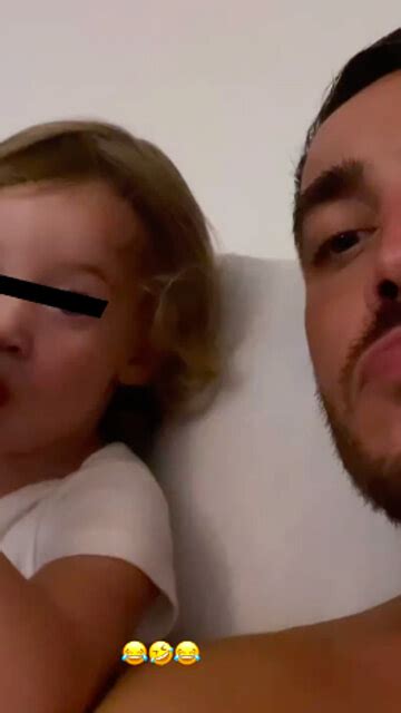 Antonino Spinalbese papà innamorato Coccole e relax con Luna Marì il