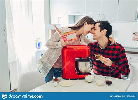 Pares Felices Jovenes Que Cocinan En Cocina Con El Procesador De