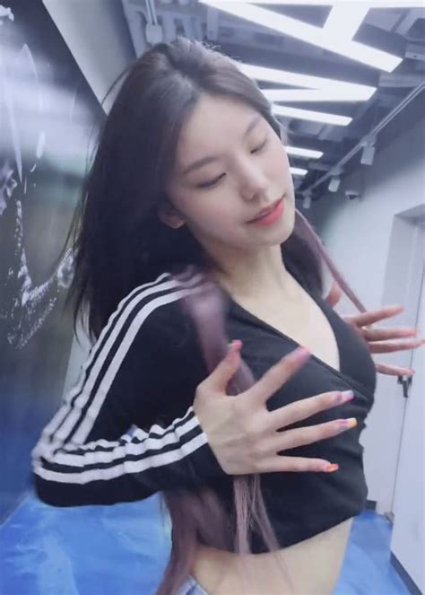 Kpop Idol Itzy Kpop Girls Wife Fashion Outfits Crop Tops Perfect