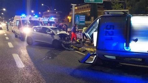 Travolti Da Auto Mentre Rilevano Incidente Feriti Tre Agenti Della