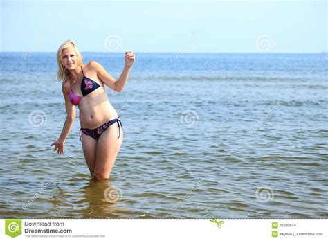 Mujer Hermosa En Bikini Que Toma El Sol La Playa Foto De Archivo