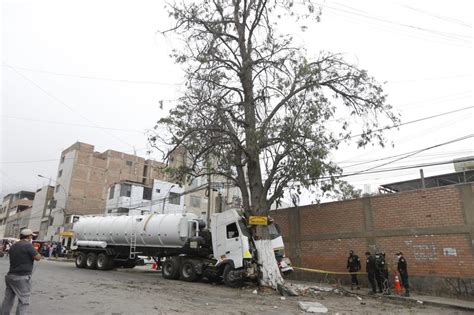 San Juan De Lurigancho Chofer De Cisterna Muere Al Chocar Contra