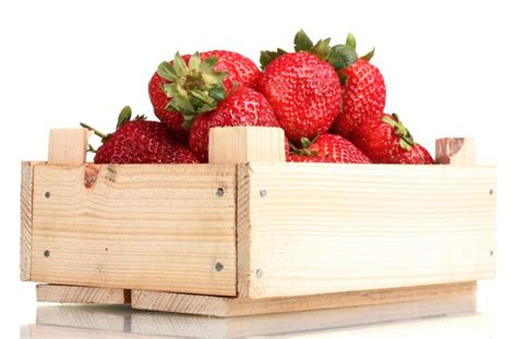 Fresas En Caja De Madera Aisladas En Blanco Foto Premium