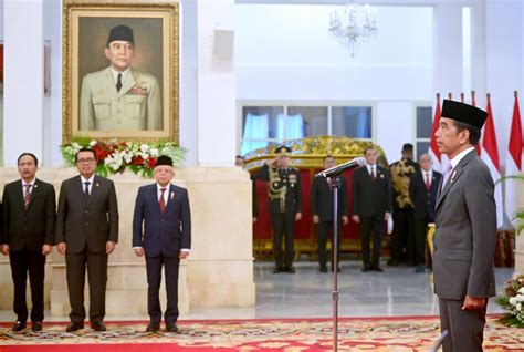 Foto Presiden Jokowi Saksikan Pengucapan Sumpah Ridwan Mansyur