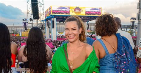 Fernanda Souza Chegou Sorridente Para Curtir O Show Do Ex Marido