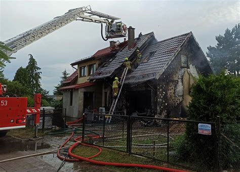 Wieczorny pożar domu jednorodzinnego w Kiezmarku Siedem zastępów