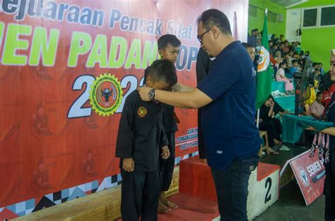 Kejuaraan Pencak Silat Semen Padang Open Pesilat Tuan Rumah Raih