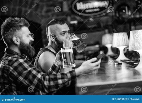 Hombres Que Beben La Cerveza Junta Cerveza De Consumici N Del Hombre