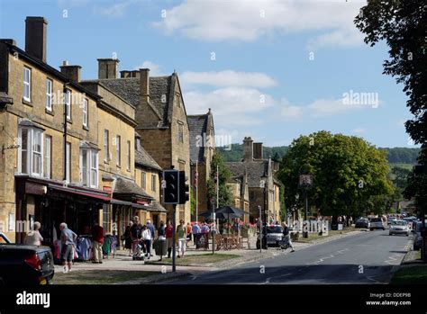 Broadway Cotswolds High Street Hi Res Stock Photography And Images Alamy