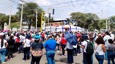 Piura Docentes bloquean vías para exigir el pago de sus remuneraciones