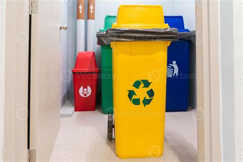 Cubo De Basura Amarillo Para Residuos Reciclables Y Rojo Verde Y Azul Para Residuos Peligrosos