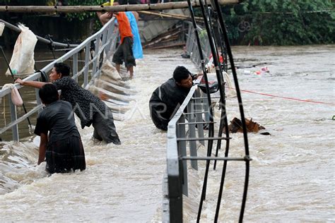 JEMBATAN GANTUNG ANTARA Foto