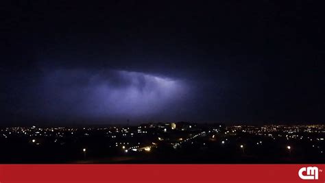 Trovoada Forte Ilumina Noite De Ver O Em Lisboa Chuva A Amea Ar