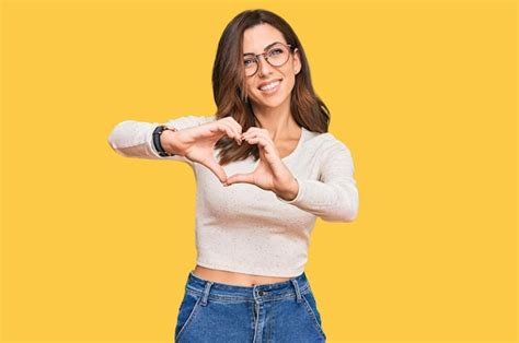 Joven Morena Con Ropa Informal Y Gafas Sonriendo Enamorada Haciendo