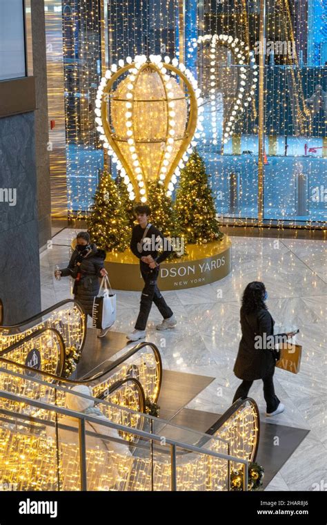 Shine Bright Light Display During The Holiday Season In The Shops At