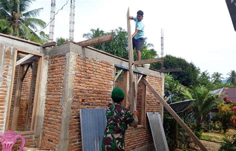 Wujudkan Kemanunggalan Tni Babinsa Bantu Warga Bangun Rumah