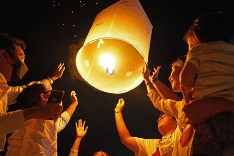 Foto Lampion Bakal Dilepas Di Festival Waisak Borobudur