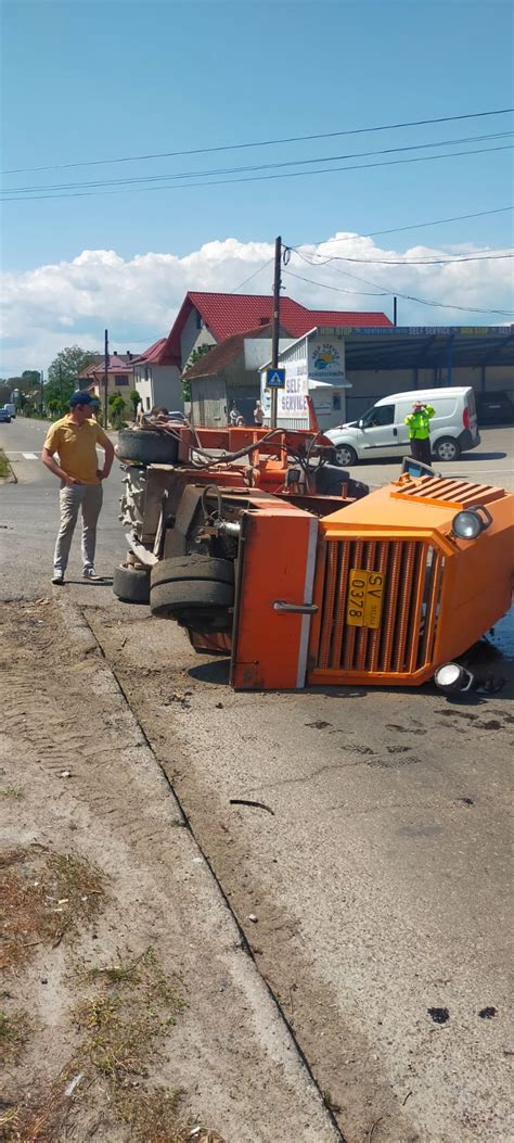 FOTO Utilaj lovit de tren pe calea ferată Putna Suceava