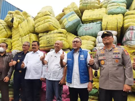 Mendag Bersama Menkop Ukm Musnahkan Bal Pakaian Bekas Impor Dari