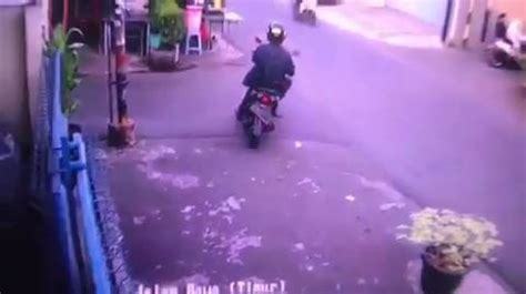 Gagal Beraksi Maling Motor Di Jakarta Barat Kocar Kacir Dikejar Warga