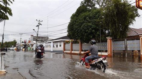 Hujan Guyur Kota Gorontalo Air Menggenang Di Jalan Jenderal Sudirman